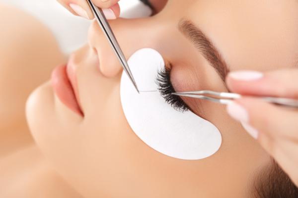 ONLINE EYELASH EXTENSIONS DIPLOMA cover