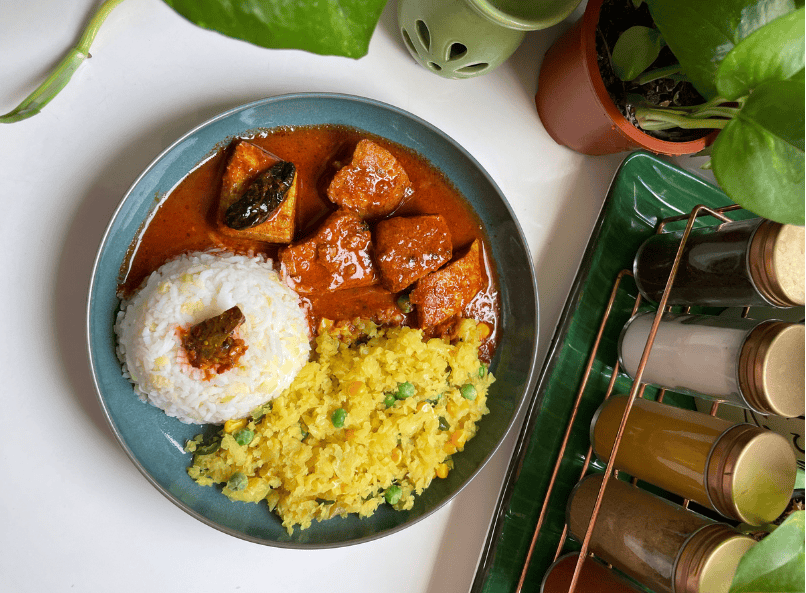 A balanced everyday Kerala meal with rice, vegetables, fish curry, pulses and curd