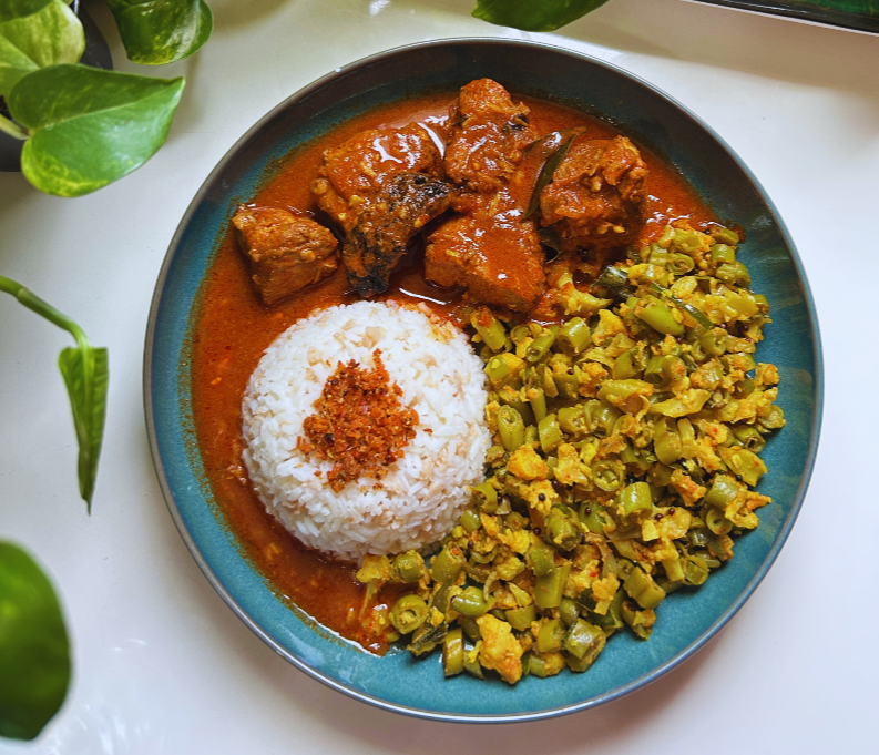 A balanced everyday Kerala meal with rice, vegetables, fish curry, pulses and curd